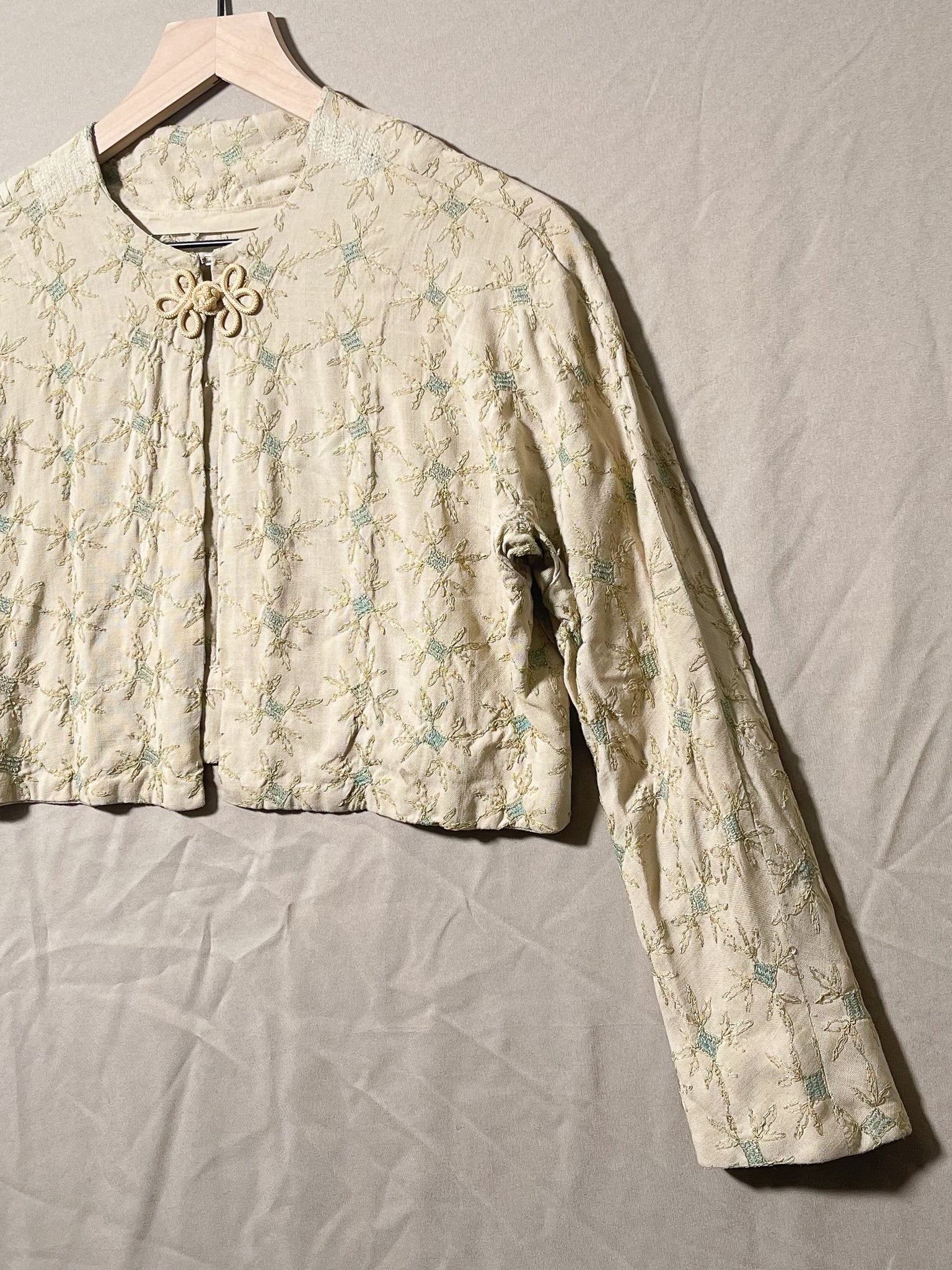 Repaired 1960s Ecru and Blue Theater Bed Jacket (F's US SML)